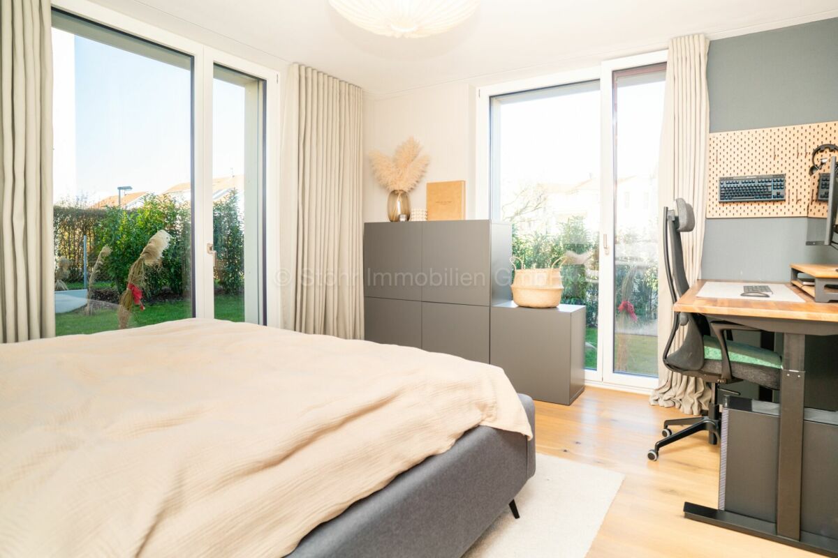 Modernes Schlafzimmer mit Arbeitsbereich und Gartenblick