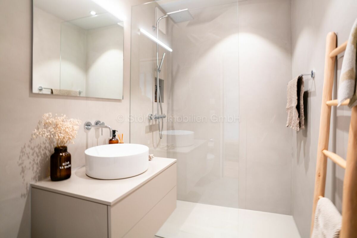 Modernes Badezimmer mit Walk-in-Dusche und Rundwaschbecken