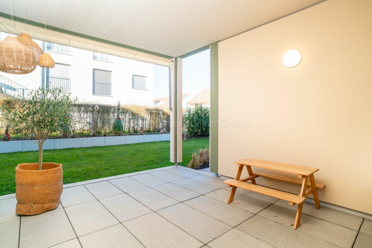 Überdachte Terrasse mit Gartenblick