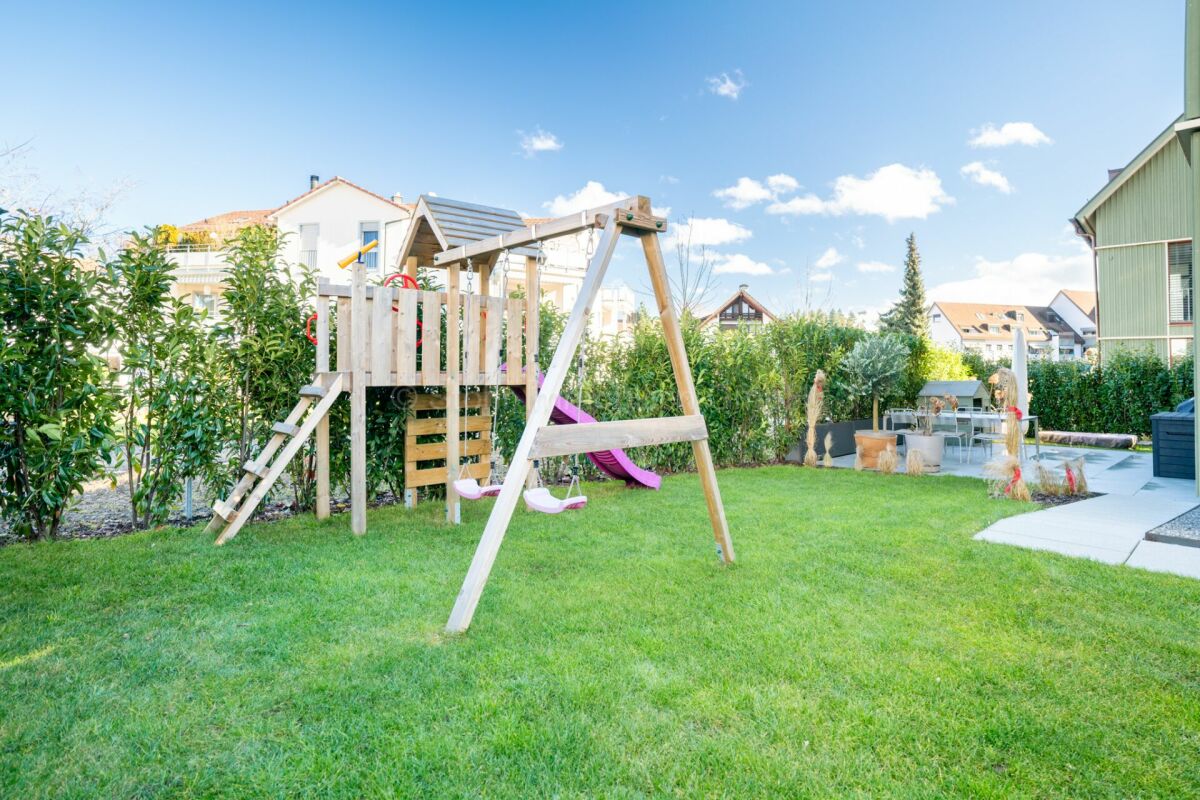 Garten mit Spielturm und Terrasse