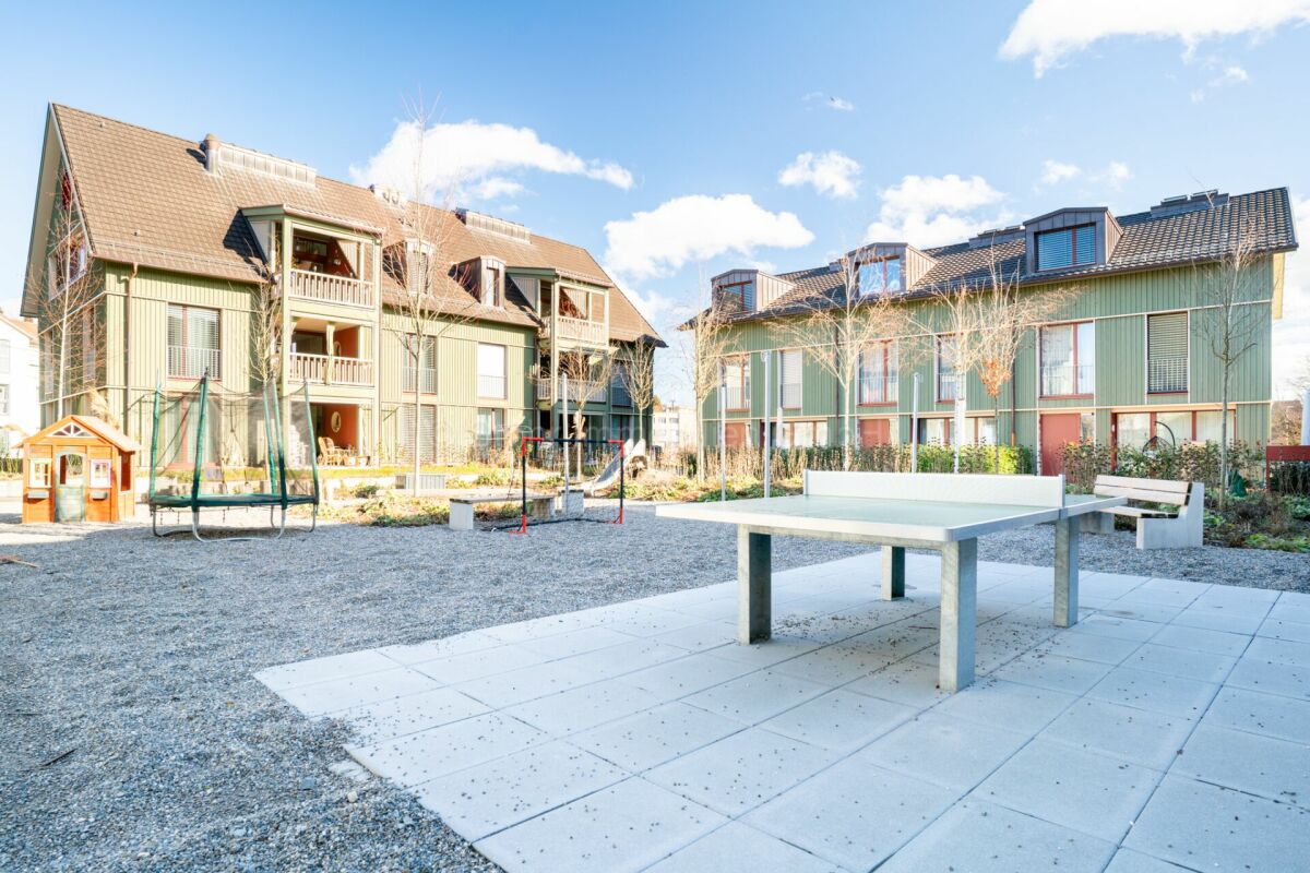 Innenhof mit Spiel- und Sitzbereich vor Wohngebäuden