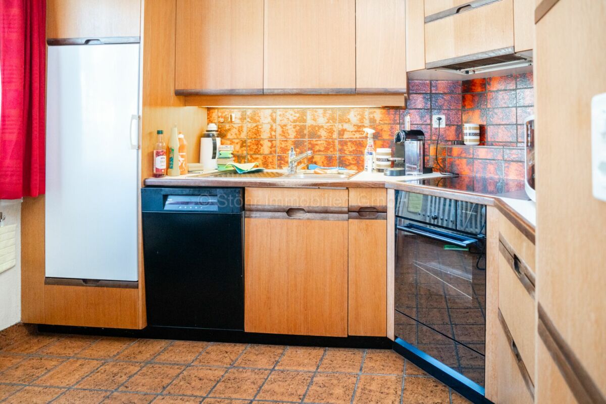 Kompakte Einbauküche mit Holzelementen