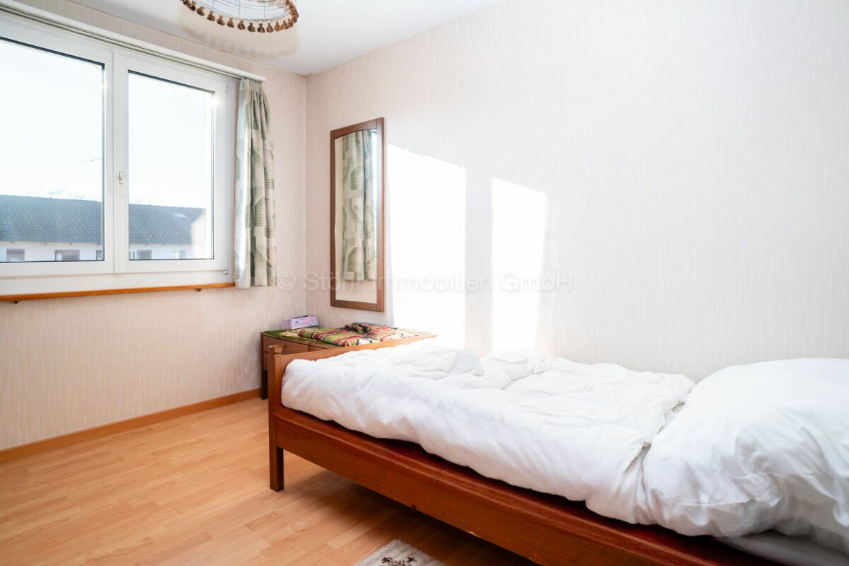 Helles Schlafzimmer mit Einzelbett