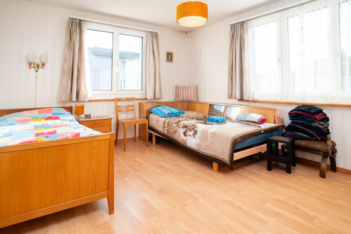 Helles Schlafzimmer mit zwei Betten