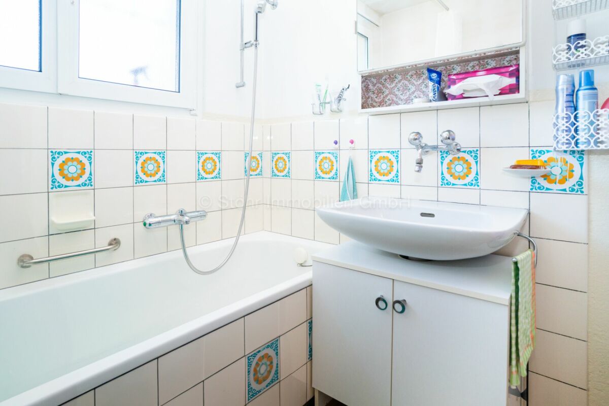 Badezimmer mit Badewanne und Waschbecken