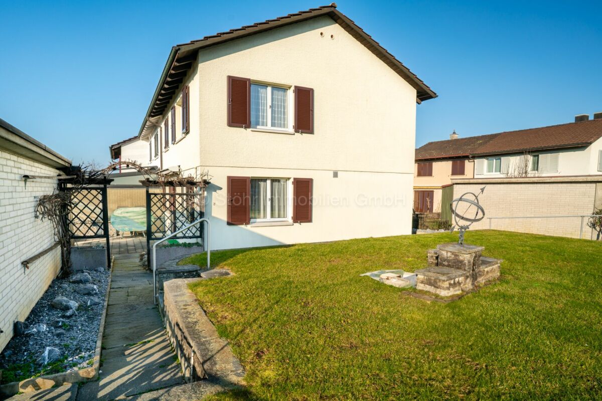 Einfamilienhaus mit Garten und Pergola