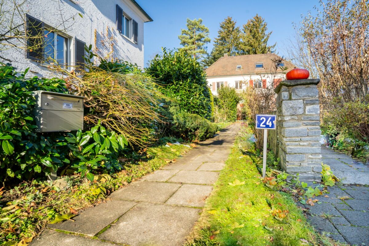 Außenansicht eines Wohnhauses mit Gartenweg