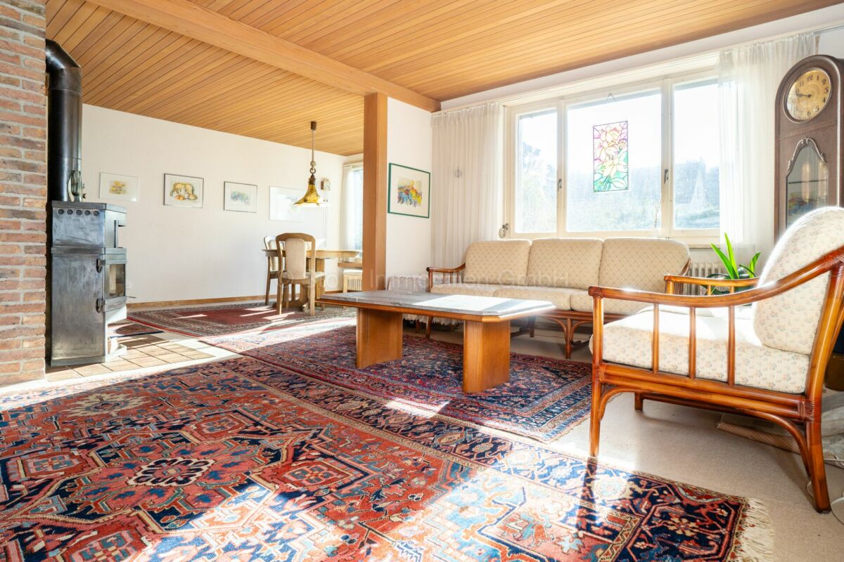 Wohnzimmer mit Essbereich und Kaminofen