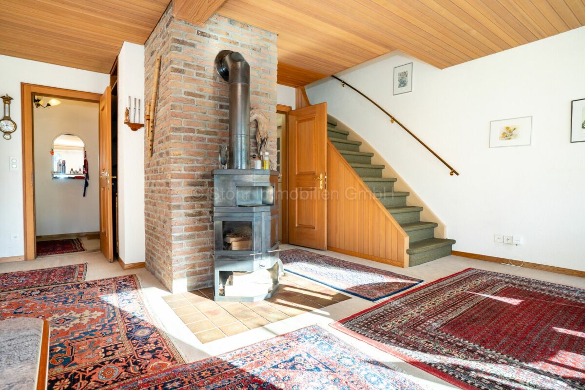 Wohnzimmer mit Kamin und Treppe