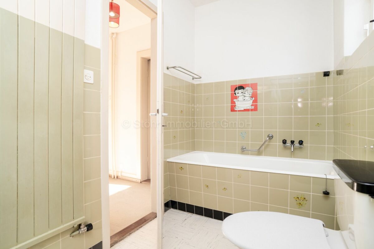 Badezimmer mit Badewanne und Wandfliesen