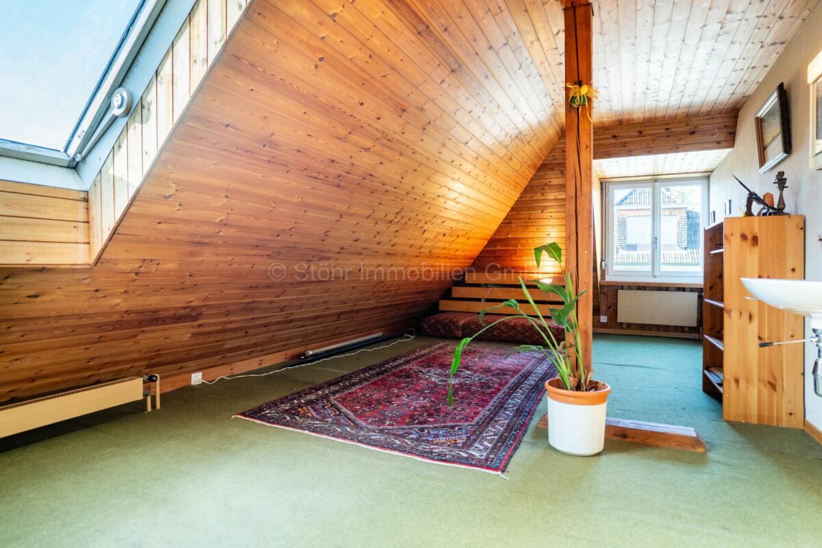 Ausgebauter Dachboden mit Holzverkleidung