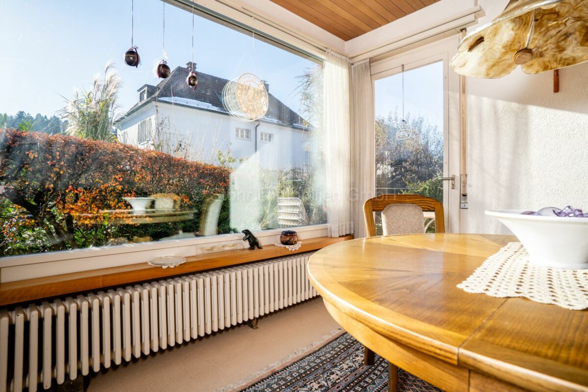 Heller Essbereich mit großem Panoramafenster