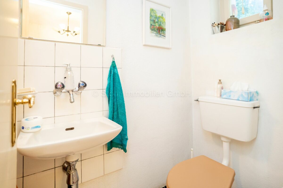 Gäste-WC mit Waschbecken und Spülkasten