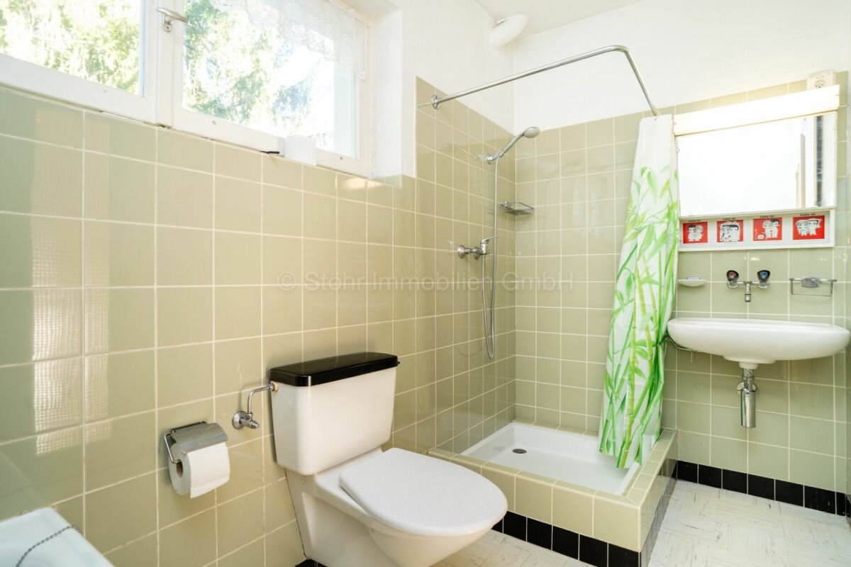 Badezimmer mit Dusche und WC
