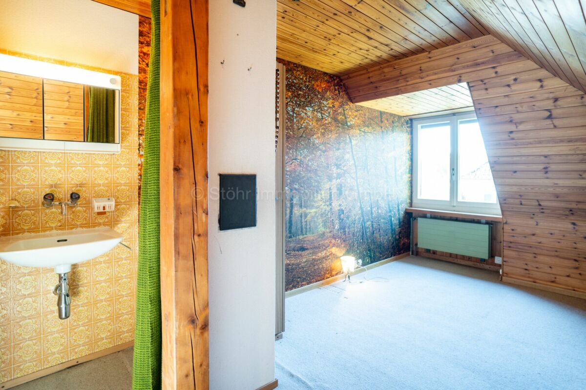 Badezimmer mit angrenzendem Raum