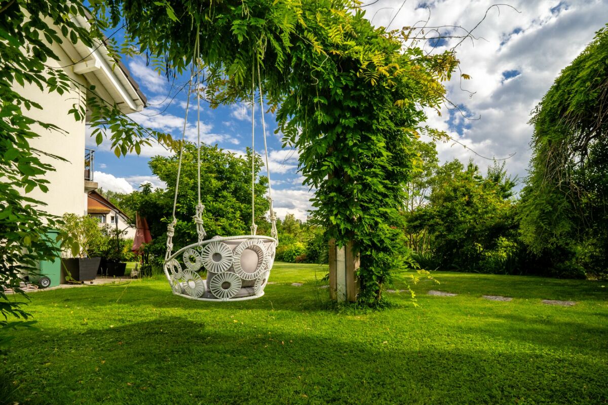 Garten mit Hängesessel