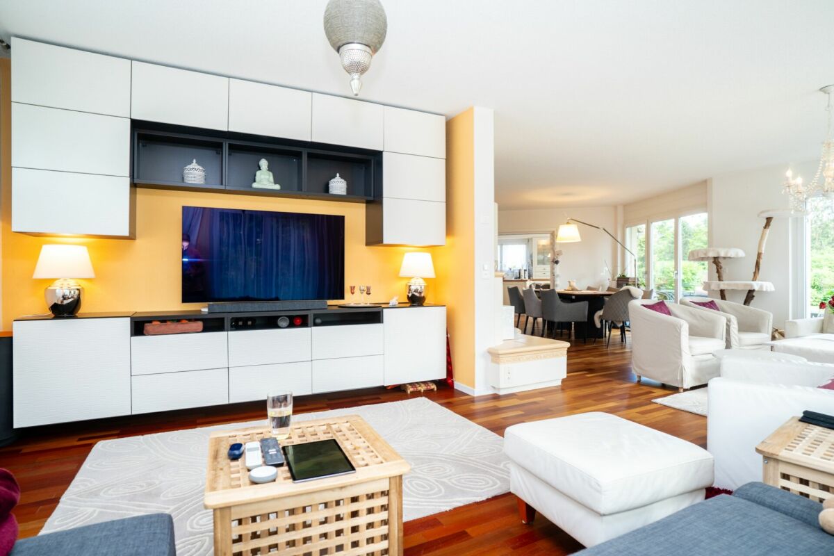 Helles Wohn-Esszimmer mit TV-Wand