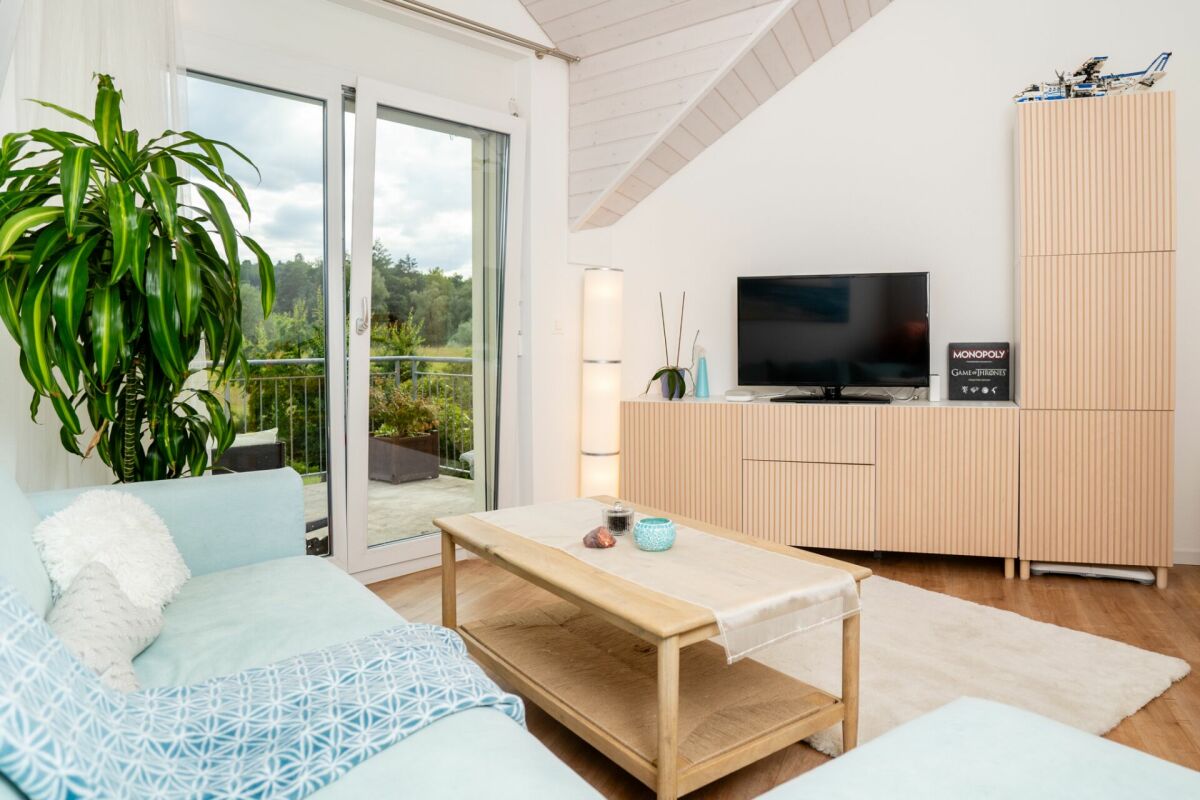 Helles Wohnzimmer mit Balkonblick