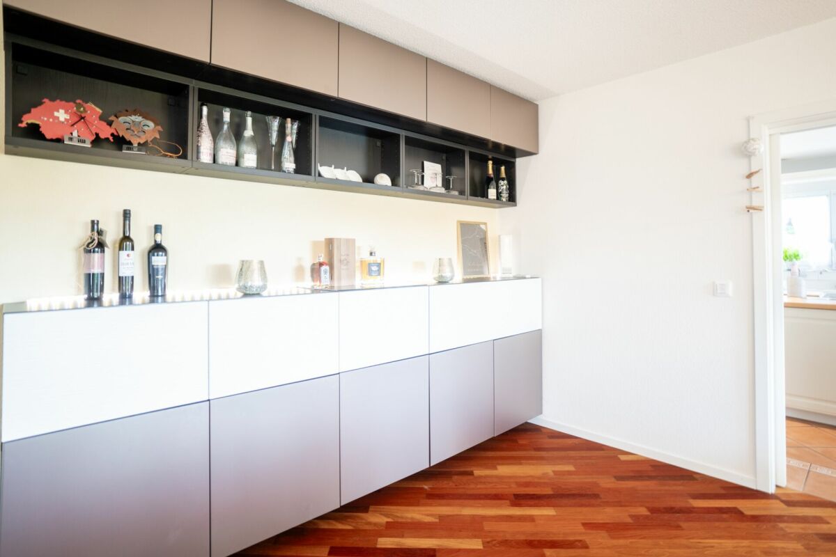 Moderne Sideboard-Küche mit Barfläche
