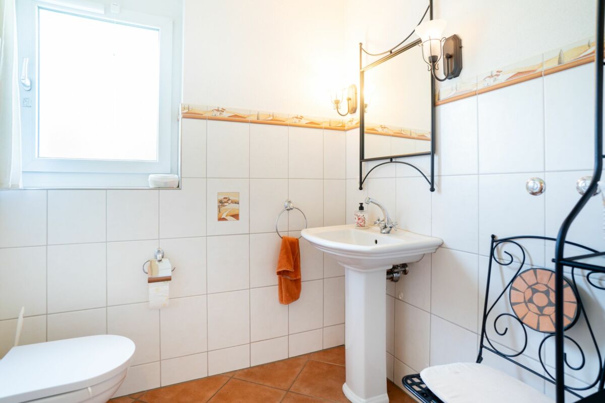 Helles Gäste-WC mit Fenster