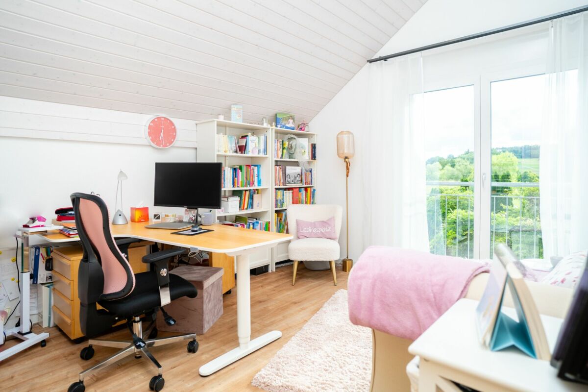 Helles Arbeitszimmer mit Dachschräge