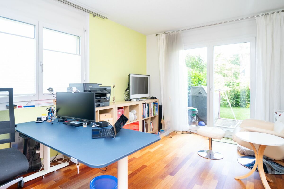 Helles Arbeitszimmer mit Gartenzugang