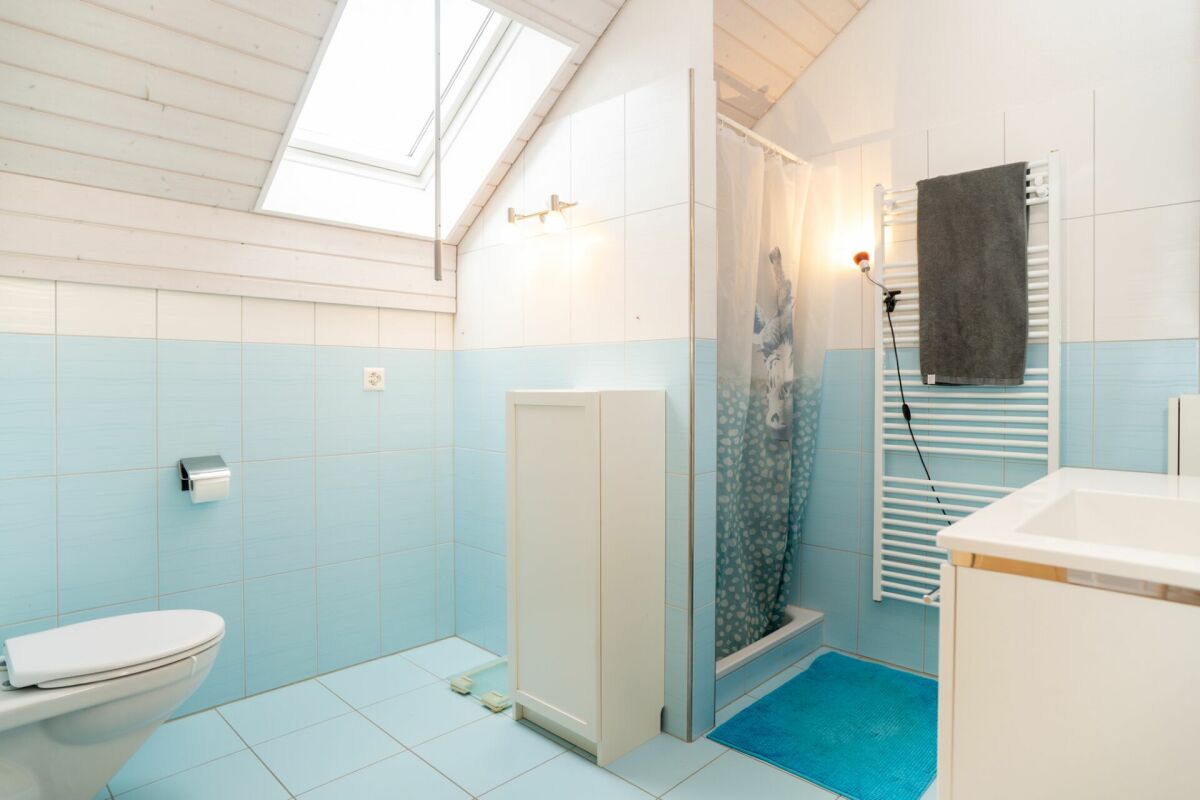 Helles Dachgeschoss-Badezimmer