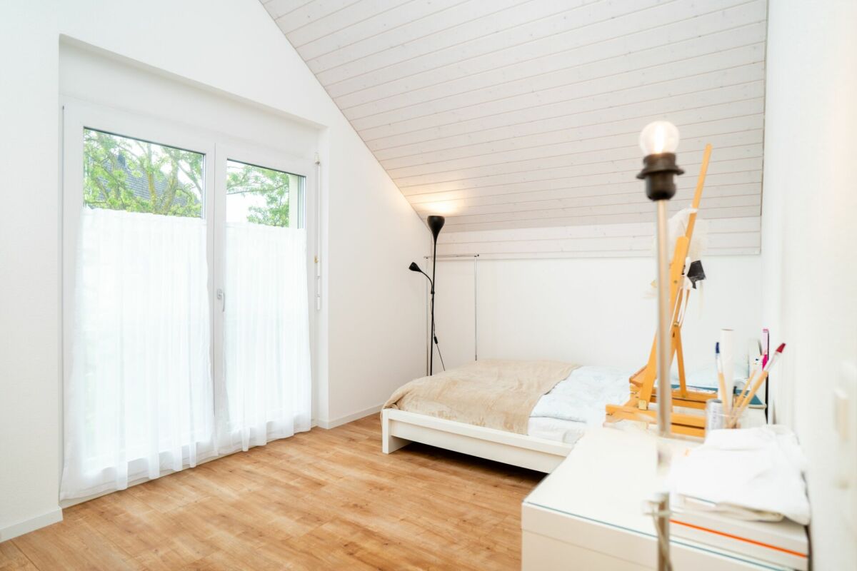 Helles Schlafzimmer im Dachgeschoss