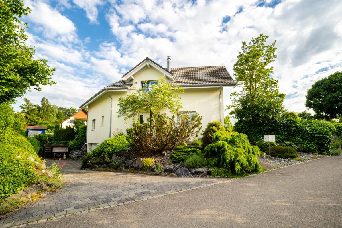 Freistehendes Einfamilienhaus mit gepflegtem Garten