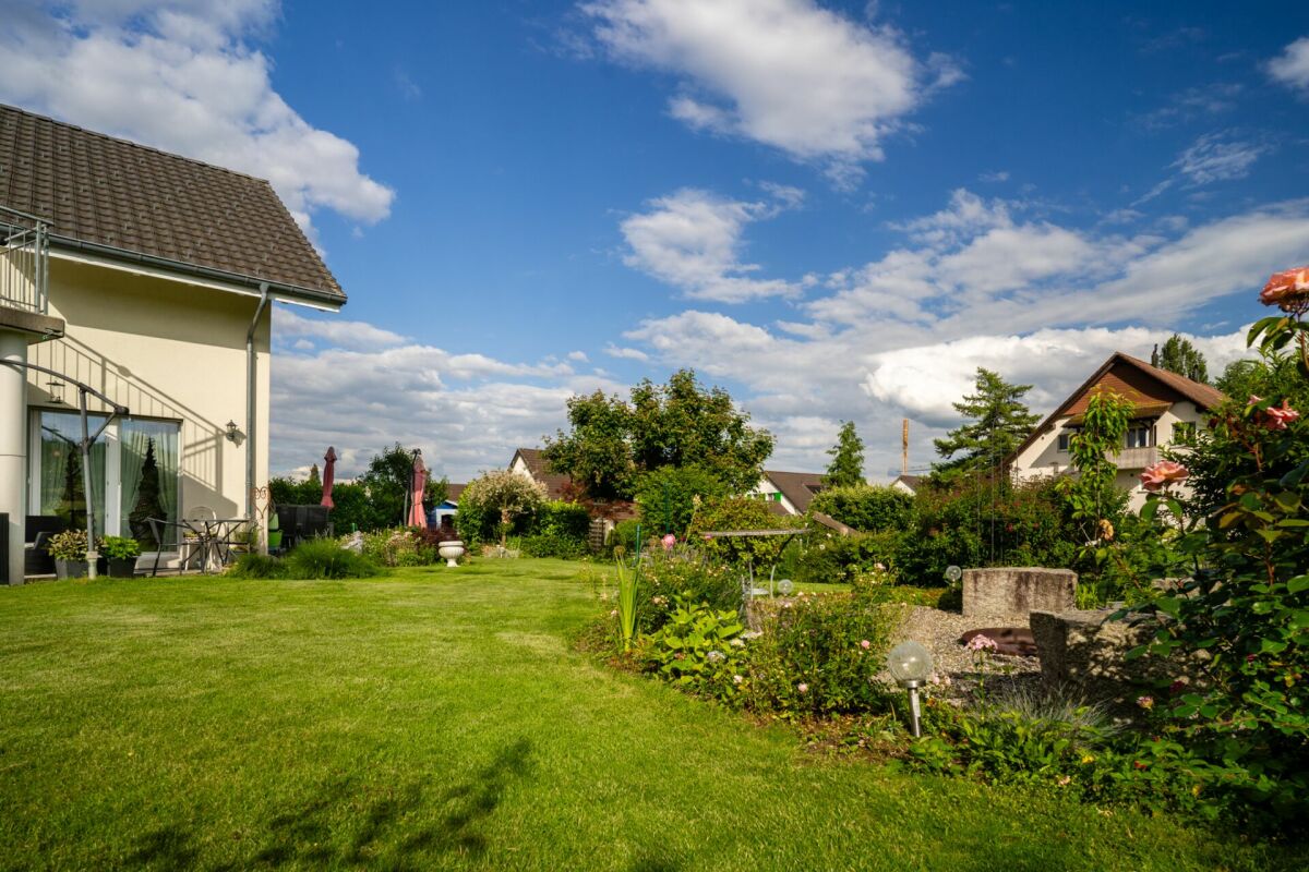 Großer Garten mit Haus und Terrasse