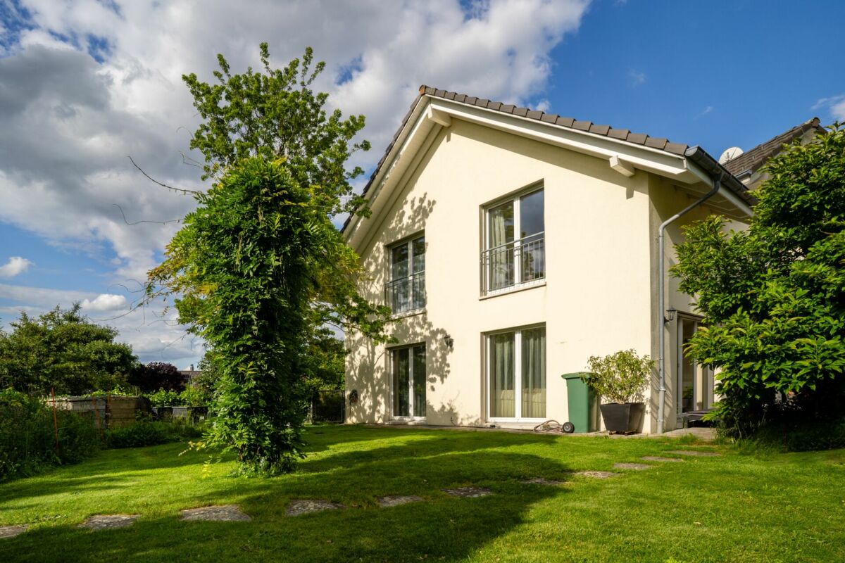 Einfamilienhaus mit Gartenansicht