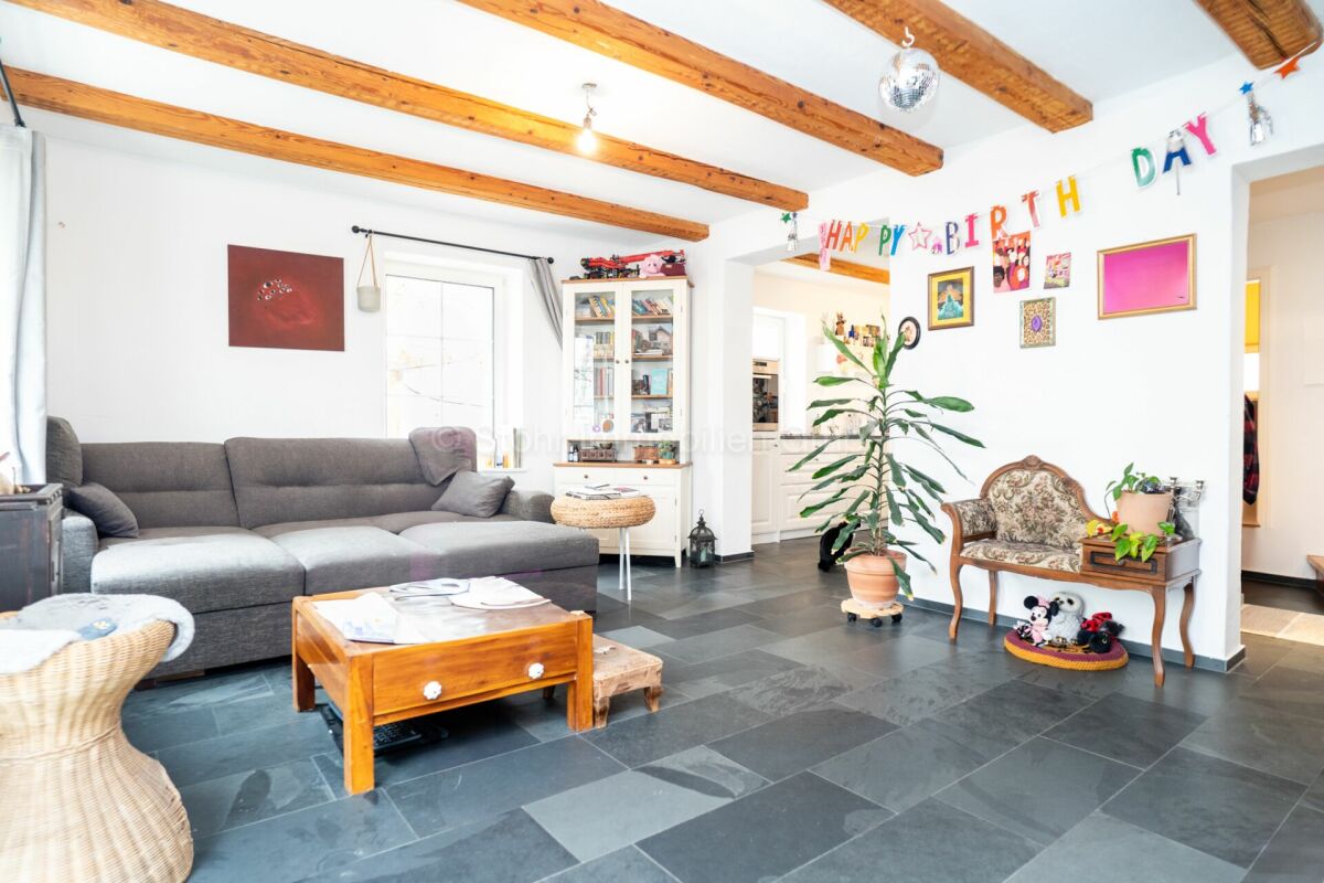 Wohnzimmer mit sichtbaren Holzbalken