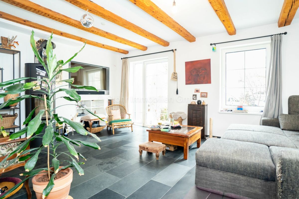 Wohnzimmer mit sichtbaren Holzbalken