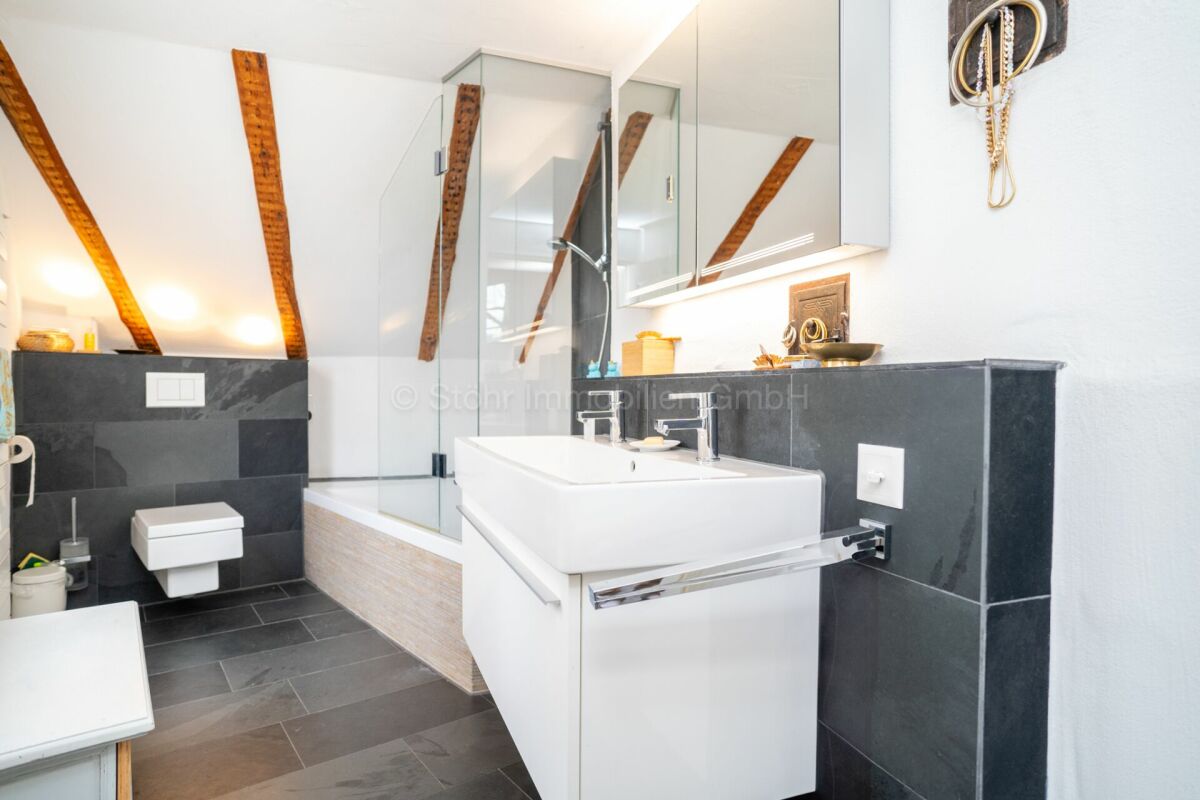 Modernes Bad mit begehbarer Dusche und Dachbalken
