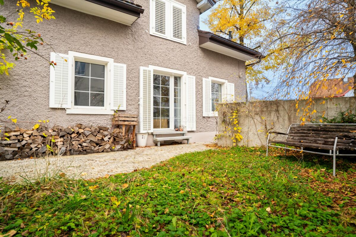Hausfassade mit Garten