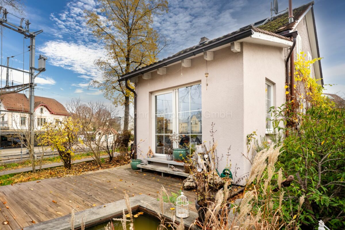 Haus mit Holzterrasse und Garten