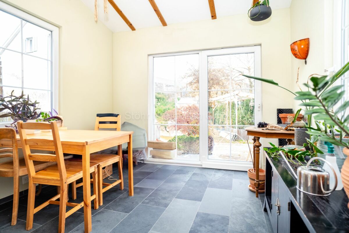 Heller Essbereich mit Gartenzugang