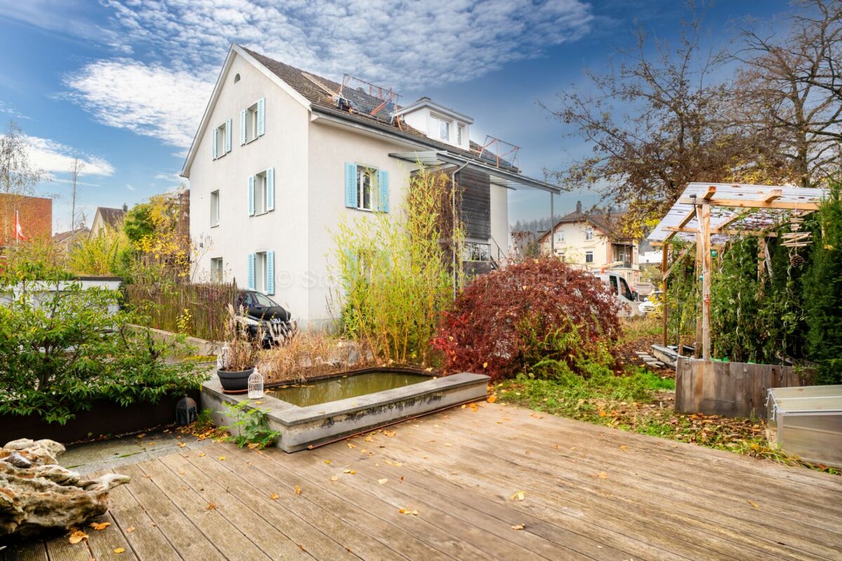 Gartenansicht mit Einfamilienhaus