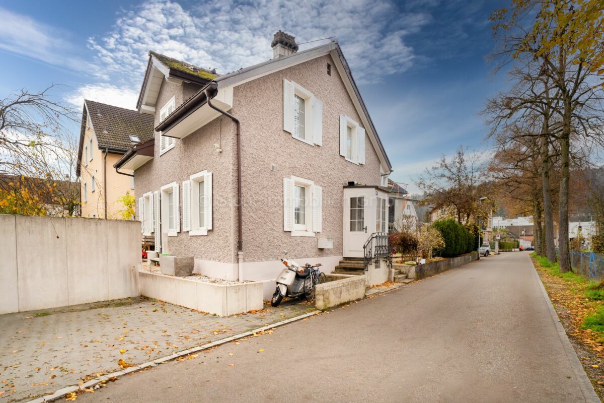 Wohnhaus an ruhiger Straße
