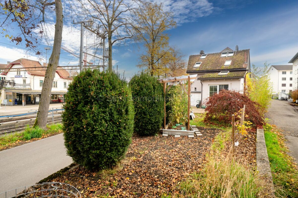 Gartenbereich neben einem Wohnhaus