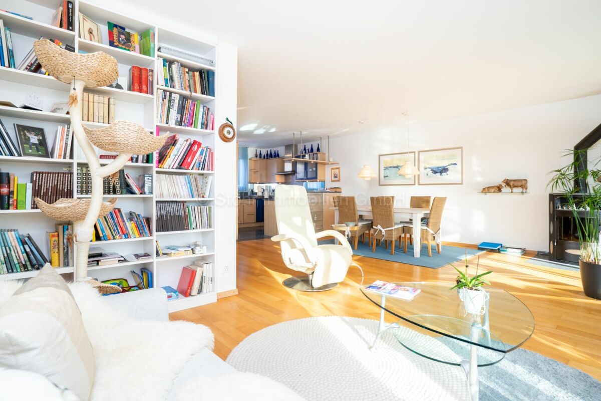 Helles Wohnzimmer mit offener Küche und Essbereich