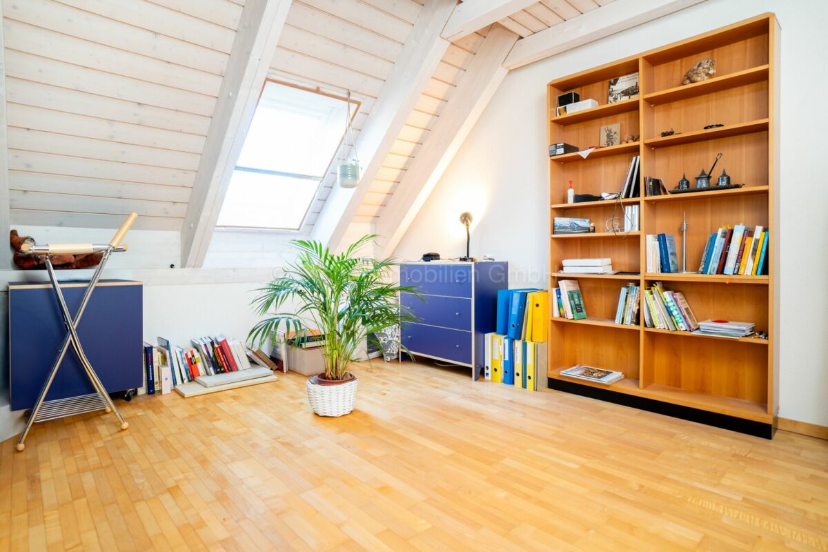 Ausgebauter Dachraum mit Bücherregal