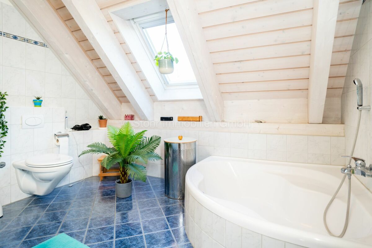 Dachbad mit Badewanne und WC