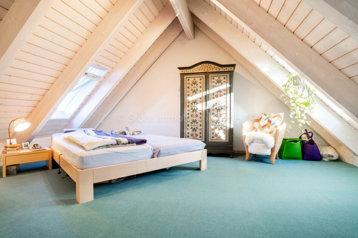 Dachgeschoss-Schlafzimmer mit Satteldach