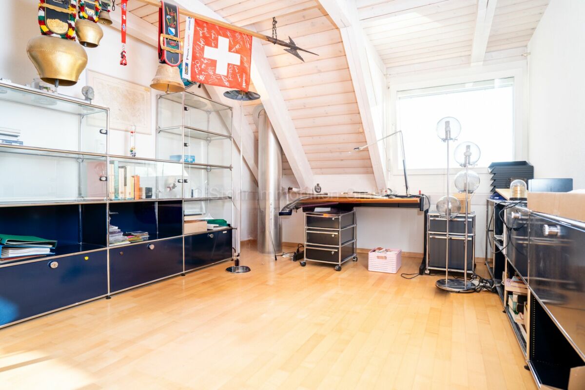 Dachgeschoss-Arbeitszimmer mit Sammlervitrine
