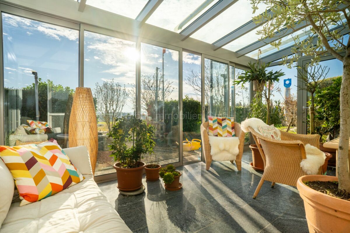 Heller Wintergarten mit Sitzbereich
