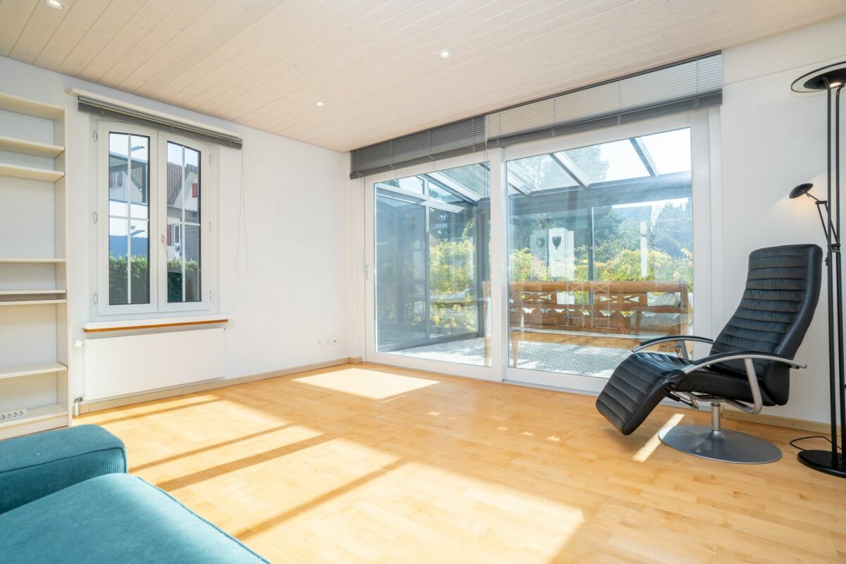 Heller Wohnraum mit Glasfront