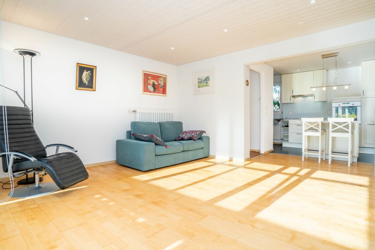 Wohnzimmer mit offener Küche