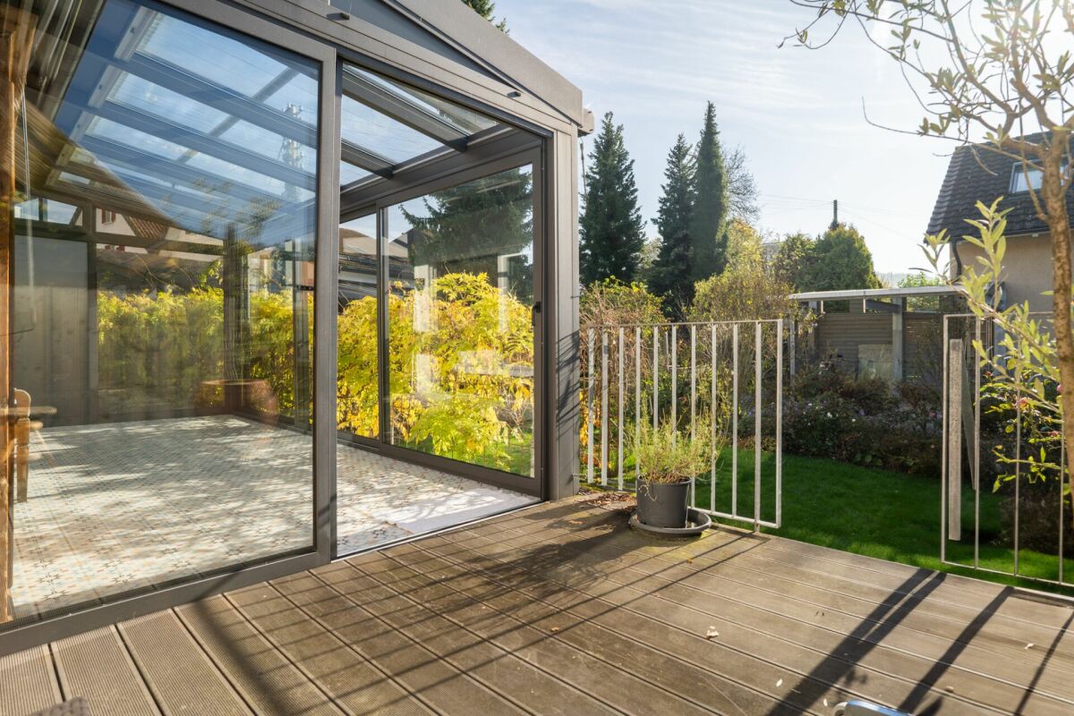 Verglaste Terrasse mit Gartenblick