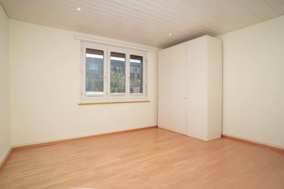 Leeres Schlafzimmer mit Fenster und Kleiderschrank